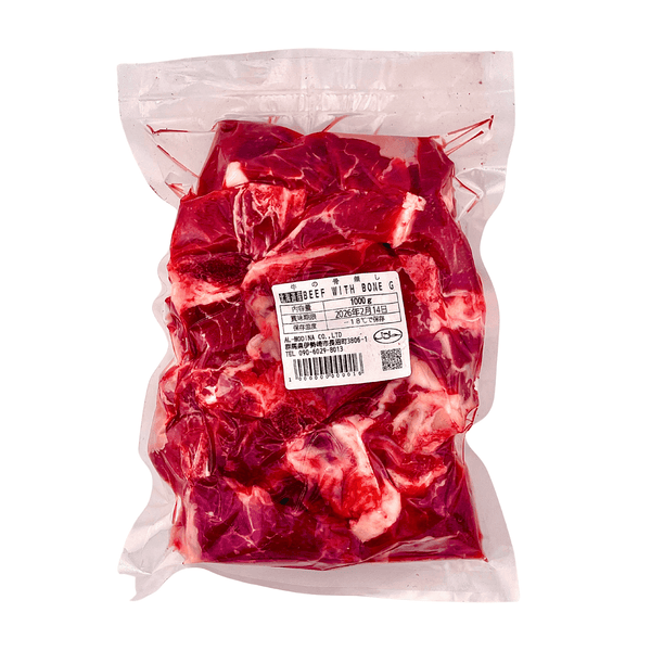 Vacuum-sealed 1000g package of bone-in beef chunks with label in Japanese and English