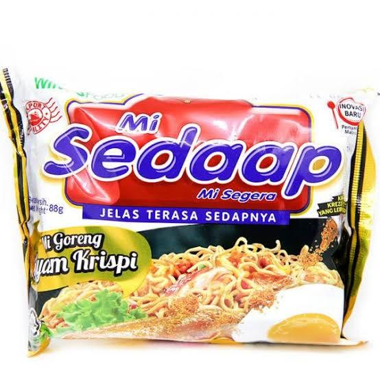 Mi Sedaap instant noodles ayam krispi flavor package with fried egg and lettuce